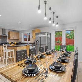Spacious 5 Bed House in Reading by Amber Stays, Perfect for Business & Contractors, Sleeps 12 – hotel w mieście Reading