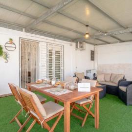CarmenLeo-Central Accommodation with Patio