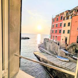 Back in Tide , frontal sea view window, no AC, Pet friendly, хотел в Риомаджоре