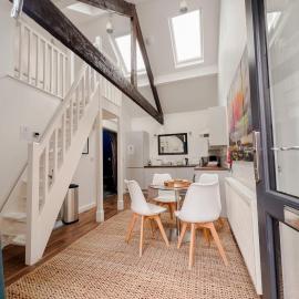 Stylish Loft in Stockport - Free Parking - 10 min to Manchester - Flat 1, hotel in Stockport