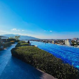 The Astra SkyRiver Luxury Condo with Rooftop Swimming Pool and Gym, hotel in Chiang Mai