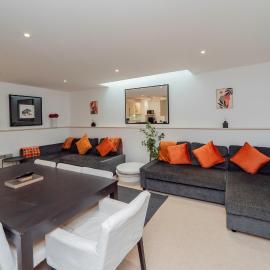 Wow 10Beds 2 bath Lift Parking Contractor Welcome, hotel u gradu Bejzingstok