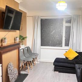 Minutes Away from Thorpe Park, Heathrow, River, hotel a Staines
