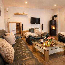Großzügiges Ferienhaus 170 qm, 10 Gäste, 30 qm Sonnenterrasse, eingezäunter Hof, Klima, Kamin, hundefreundlich