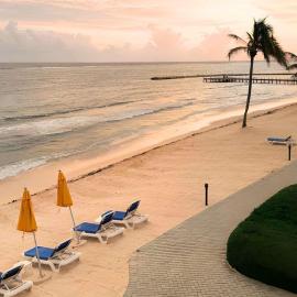 Oceanfront Paradise East End 2BR Oceanview Condo, Pools, Beach & Resort Amenities, hotel a East End