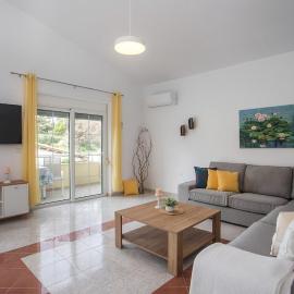Margerita 2 bedroom apartment, hotel in Asgourou