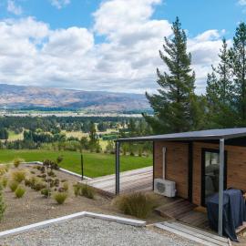 Modern studio overlooking Alexandra, Central Otago