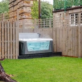 Luxe 2BR Cottage Near Edinburgh with Hot Tub - Sleeps 6 - Free Parking - Wi-Fi, ξενοδοχείο σε Dalkeith