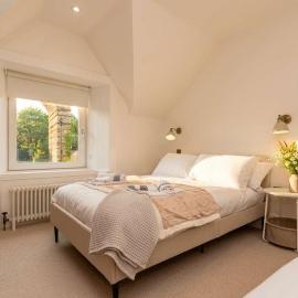 Luxe 2BR Cottage Near Edinburgh with Hot Tub - Sleeps 6 - Free Parking - Wi-Fi, hotel a Dalkeith
