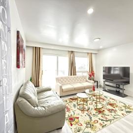 Spacious 2 BR Suite with Parking, Backyard & Desk, hotel in Toronto