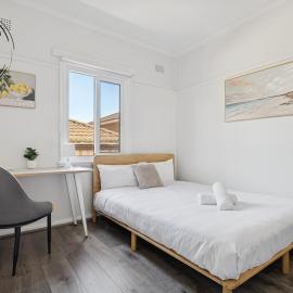 Well-Situated Double Room Near Hurstville Station - Shared Bathroom & Kitchen, hotel in Sydney