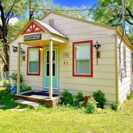 Entire Little House with Vintage Airplane Theme, hotel in Wichita