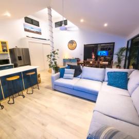 Barefeet Retreat - Outside pet friendly , walk to beach, cafes