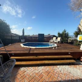 4-Bedroom Pet Friendly Home with Pool & Games Room, hotel u gradu 'Bargara'