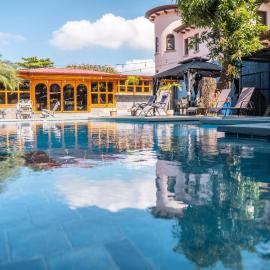 Villa Hakomar 4BR Pool & Game Room – Walk to Beach & Downtown Jacó, Hotel in Jacó