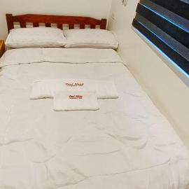 RedDoorz at Paul Hanz Tourist Inn and Events Place, hotel in Sipak