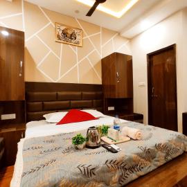 HOTEL LAND ROYAL STAYS - Premium Rooms In Budget, hotel en Phagwāra