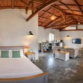Vanilla Lodge Tropical Garden Suite with Outdoor Stone Bath & Bamboo Shower, inifinity pool, hotel in Cap Malheureux