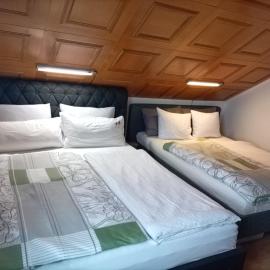 Familienzimmer mit zwei Doppelbetten
