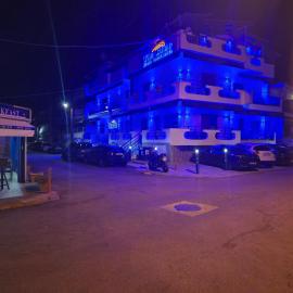 The Blue Beach Apartments, hotel di Néa Péramos