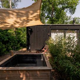 Luxe Hottub Japandi Tiny house in het Bos, hotel i Nunspeet