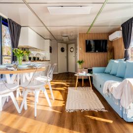 Houseboat - Hotel Ukiel Wellness & SPA、Olsztynのホテル