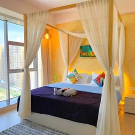 1BHK Suite with Balcony and Pool View, hotel sa Noida