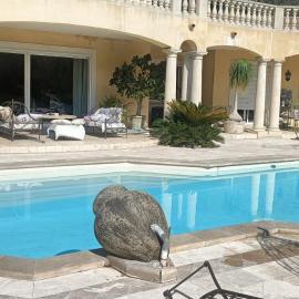 Les murmures du jardin, hotel u gradu 'Pégomas'