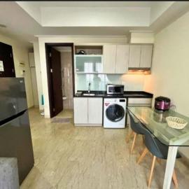 MENTENG PARK EMERALD SPACIoUS 2BEDROOM APARTMENT WITH BEAUTIFUL BALCONY SUPER COMFORTABLE HOTEL GRADE AMENITIES 57SQM 6 PAX, khách sạn ở Jakarta