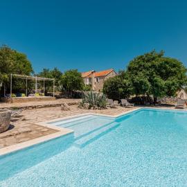 Sea View Villa with Tennis Court - Dvori sv Jurja, hotel u gradu Jelsa
