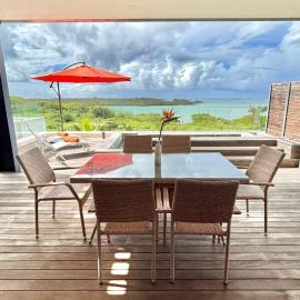 Luxury Penthouse with Lagoon View and pool, hotel in Rivière du Rempart