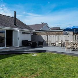Family-Friendly Retreat between Beach & Mountains، فندق في Morfa Bychan