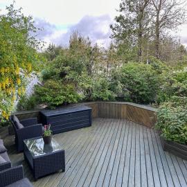Spacious Family Home with Hot Tub near KEF Airport, hotel v Keflavíku