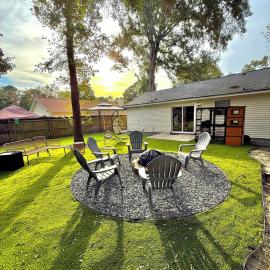 Modern Home with Theater, BBQ & Private Yard, hotel Ladsonban