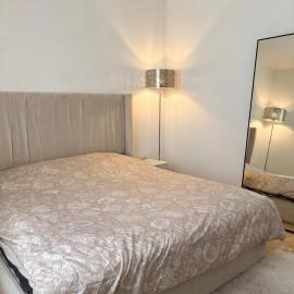 Cozy, bright house with terrace & free parking 2 rooms、クルトネのホテル