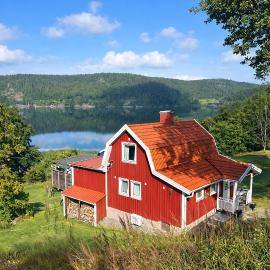Lovely holiday house by a beautiful lake!, khách sạn ở Svenshögen