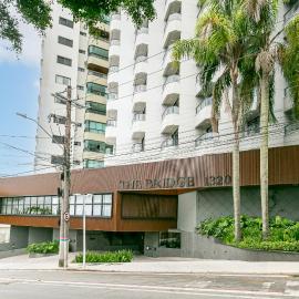 The Bridge by Viva - Prédio com piscina no terraço e academia em Floripa, hotel in Florianópolis