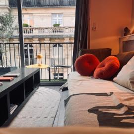 Stylish studio 3-4p with AC and balcony near Champs-Élysées