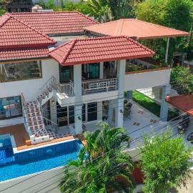 Villa Natali between Rawai and Nai Harn, hotel in Rawai Beach