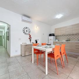 Spacious 3BR Apartment in Historic Birgu, AC & WiFi, hotel in Birgu