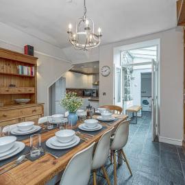 Character Townhouse in Town Centre & Superb Views
