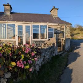 Cosy Stone Cottage Log Fire Snowdon & beaches, hotel a Brynkir