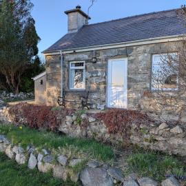Authentic cottage - wood burner - mountain views，位于Brynkir的酒店