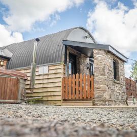Dog-Friendly 4-Person Cottage with Hot Tub - Cantref, Brecon, hotel in Brecon