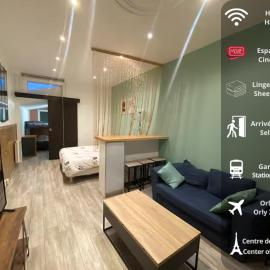 Small nest with garden and cinema near Orly Paris, hotel din Antony