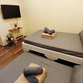 Megatower 4 Studio Condo 5 minutes walk to Session