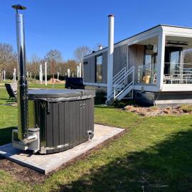 Maasparcje Lodge met Hottub,Firepit en KamadoBBQ, Hotel in Roermond