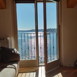 Apartment on the Lake, готель у місті Гавірате