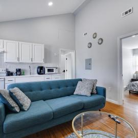 2BR Apt Near EWR & NYC • Workspace + Parking, hotel in Newark