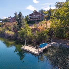 Lakefront Cottage - Hot Tub - Private Dock - Near Chelan: Manson şehrinde bir otel